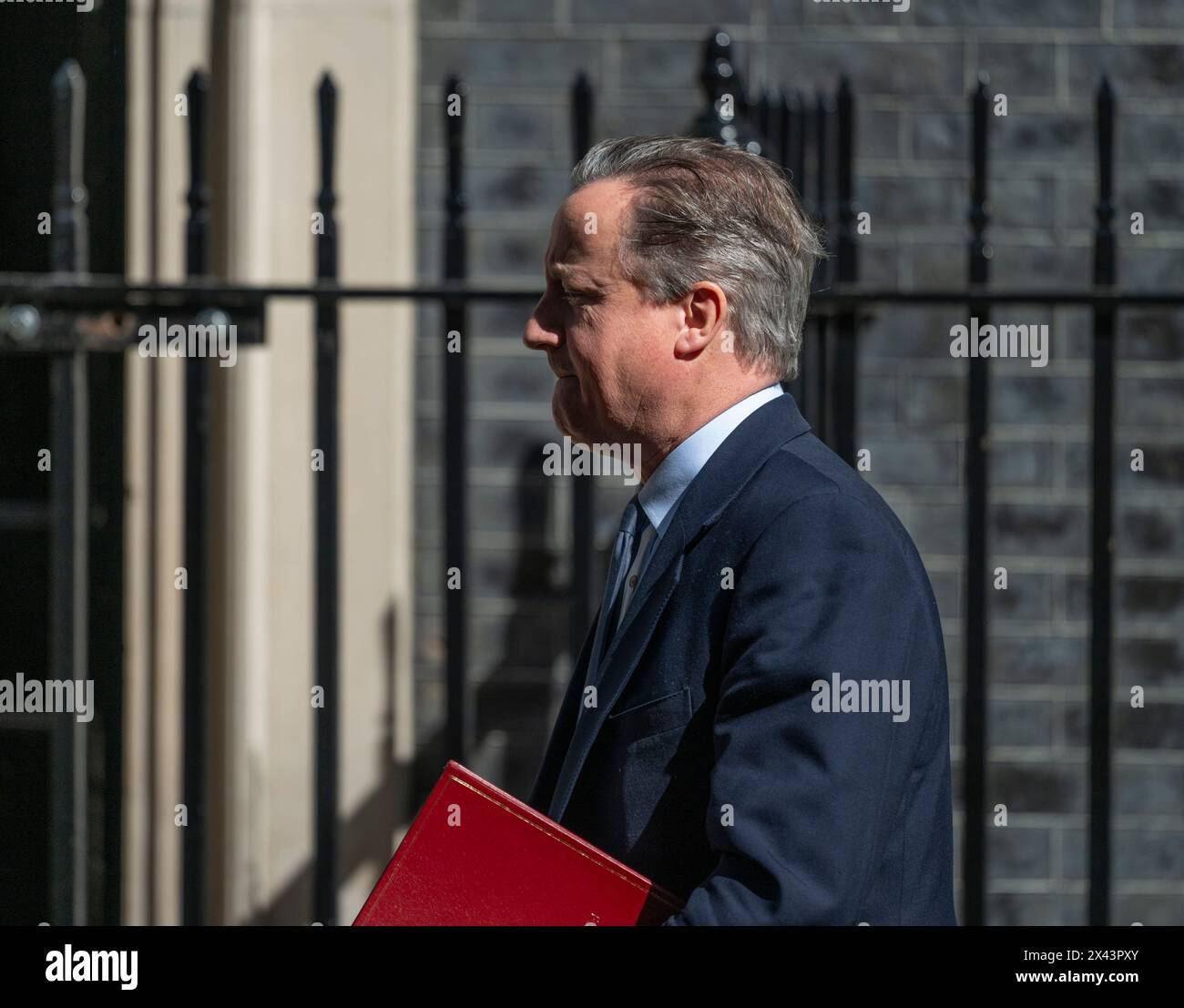 Downing Street, Londra, Regno Unito. 30 aprile 2024. Lord Cameron di Chipping Norton, David Cameron, Segretario di Stato per gli affari esteri, del Commonwealth e dello sviluppo a Downing Street per la riunione settimanale del gabinetto. Crediti: Malcolm Park/Alamy Live News Foto Stock