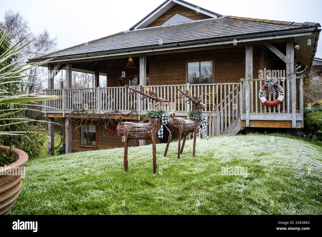 Statue di renne nel giardino dell'East Sussex, casa a Natale nel sud-est dell'Inghilterra, Regno Unito. Foto Stock