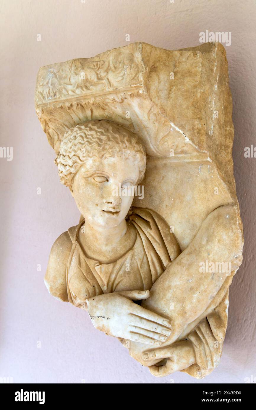 Dettaglio scolpito di sarcofago in marmo, museo archeologico romano, parco archeologico di Apollonia, Albania II secolo d.C. Foto Stock