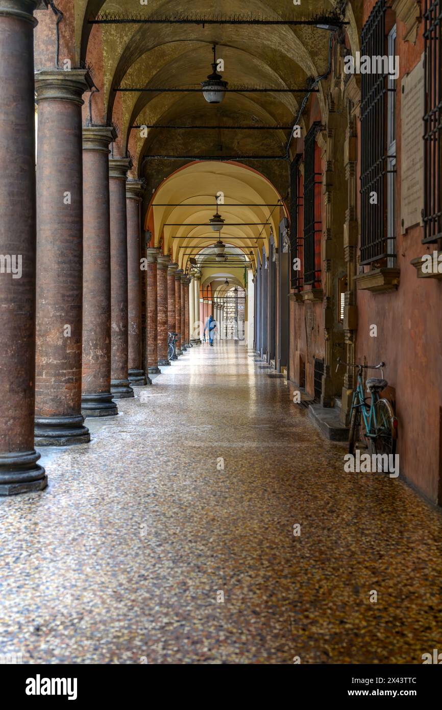 Bologna è famosa per le sue passerelle coperte che offrono riparo dalla pioggia. Originariamente costruito per estendere le proprietà a livello del suolo. Foto Stock