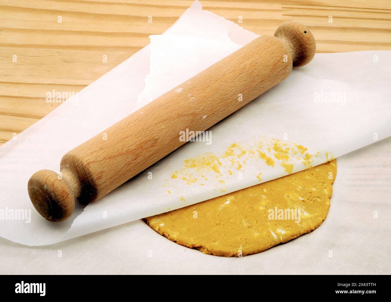 Mattarello e pasta frolla con carta da forno. Foto Stock