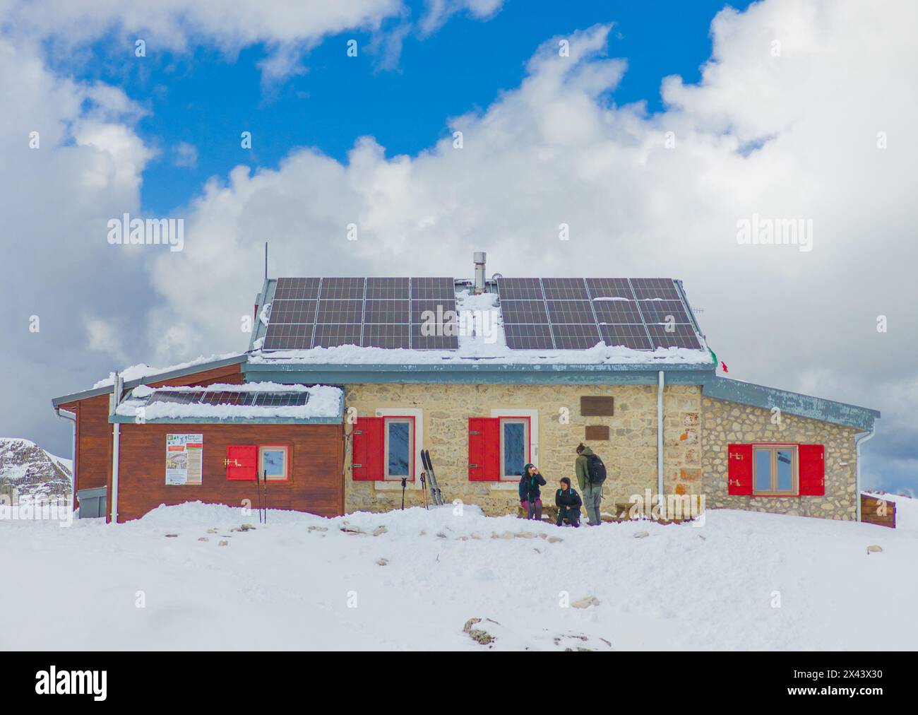 Rifugio Sebastiani, Italia - il rifugio con neve nel parco naturale del Sirente Velino, dall'altopiano sciistico di campo felice in Abruzzo. Foto Stock