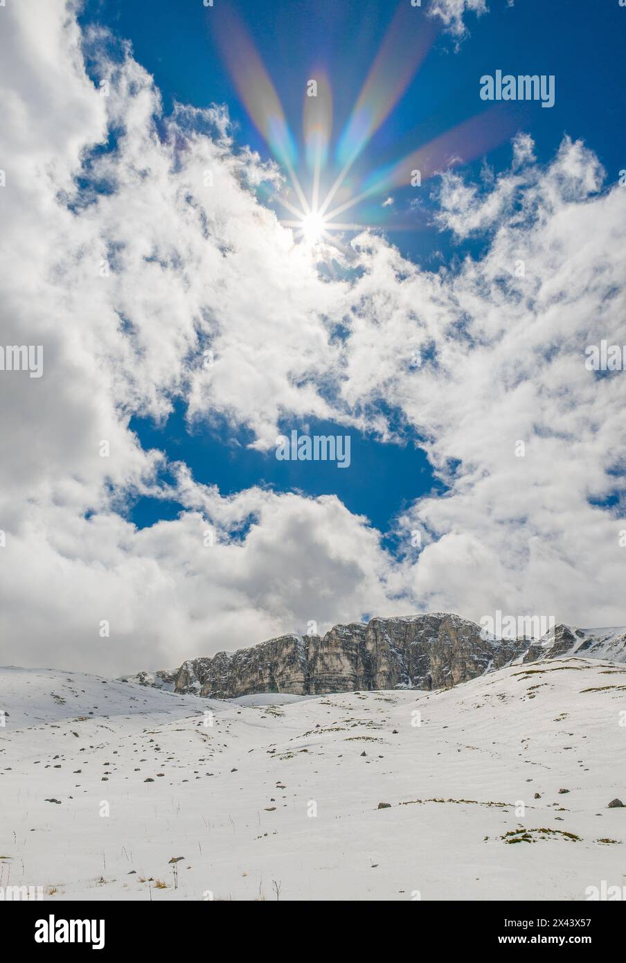 Rifugio Sebastiani, Italia - il rifugio con neve nel parco naturale del Sirente Velino, dall'altopiano sciistico di campo felice in Abruzzo. Foto Stock