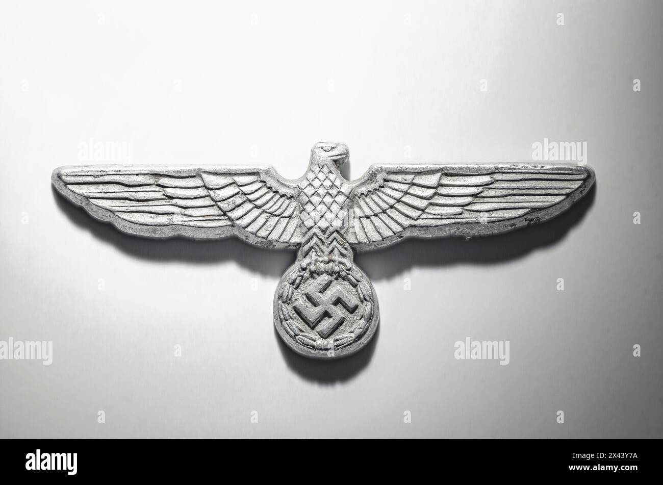 Stemma del cappello nazista tedesco della seconda guerra mondiale su sfondo bianco Foto Stock