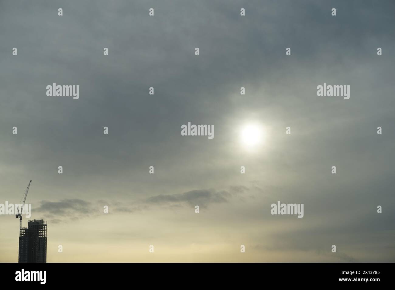 Immagine minimalista di un edificio in fase di costruzione sotto un cielo estivo nebbioso a Londra, Regno Unito Foto Stock