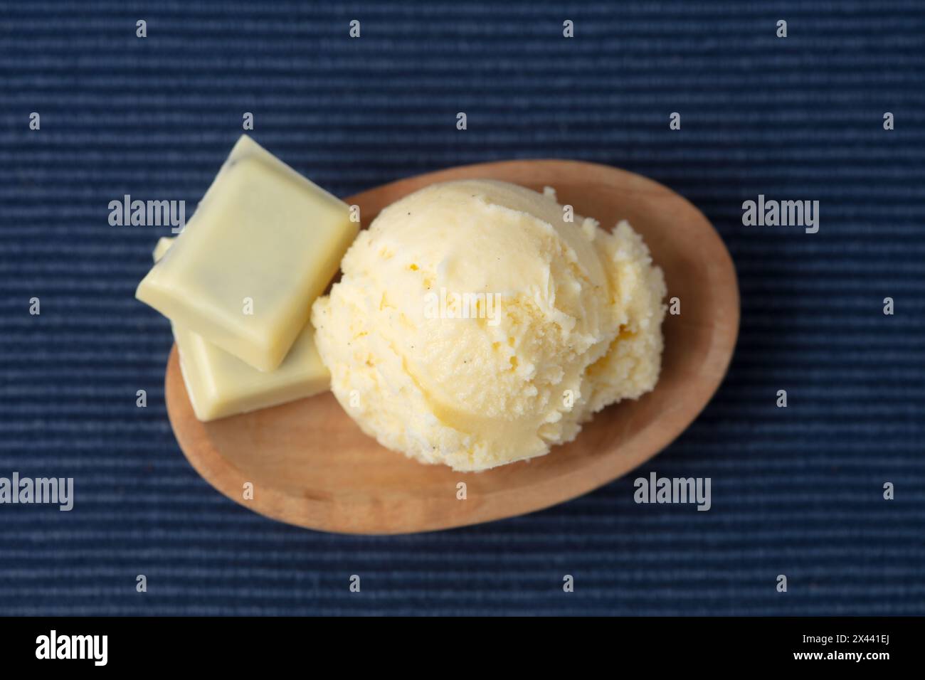 Gelato al cioccolato bianco fatto in casa con pezzi di cioccolato dall'alto Foto Stock
