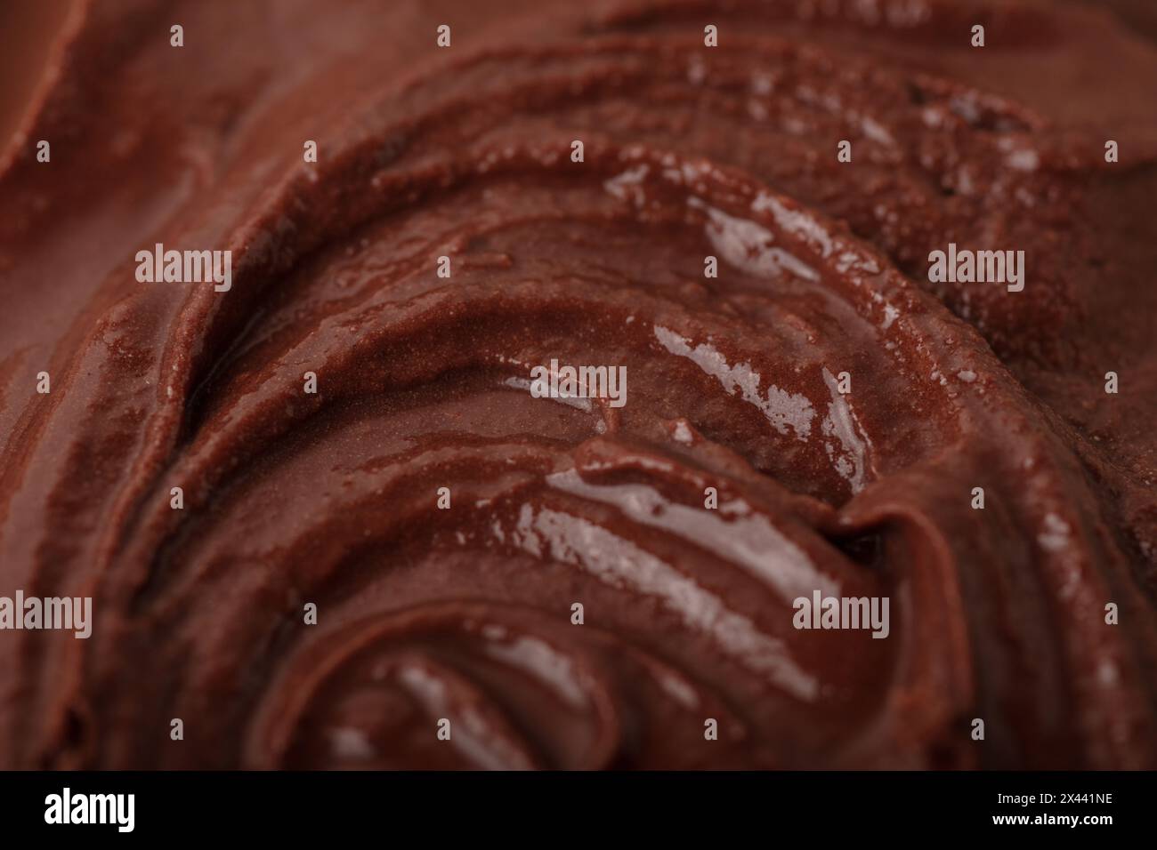 Consistenza del gelato al cioccolato fatto in casa dall'alto come sfondo marrone Foto Stock