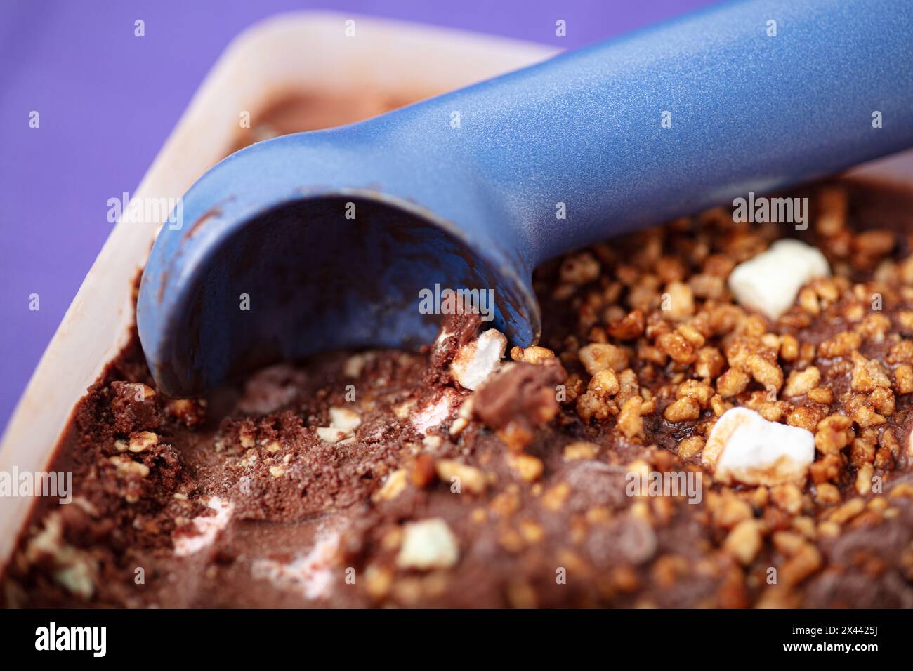 Gelato fatto in casa Rocky Road con gelato al cioccolato e marshmallow Foto Stock
