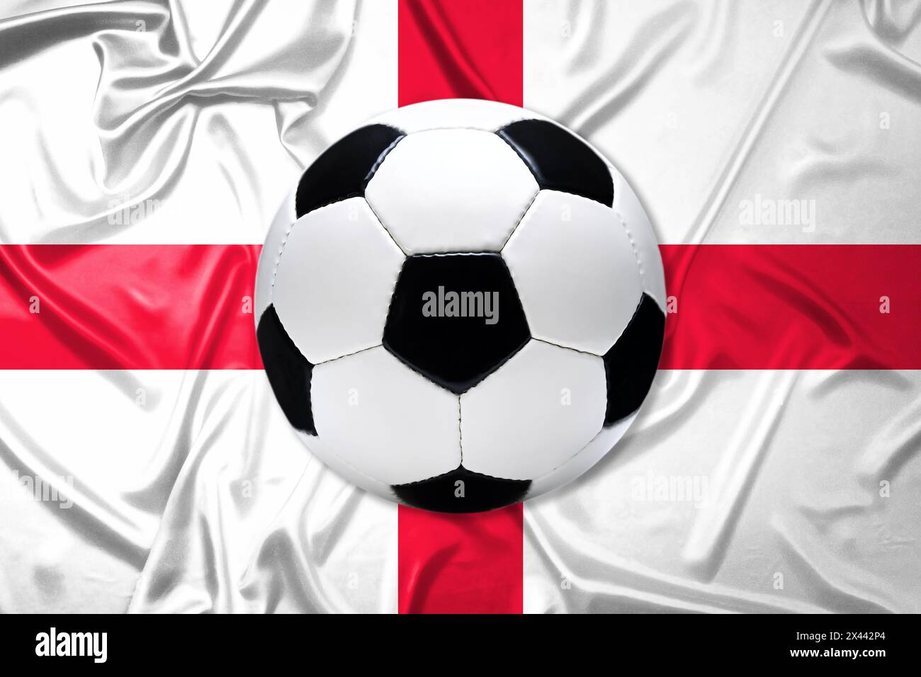 Calcio in pelle bianco e nero con bandiera inglese Foto Stock