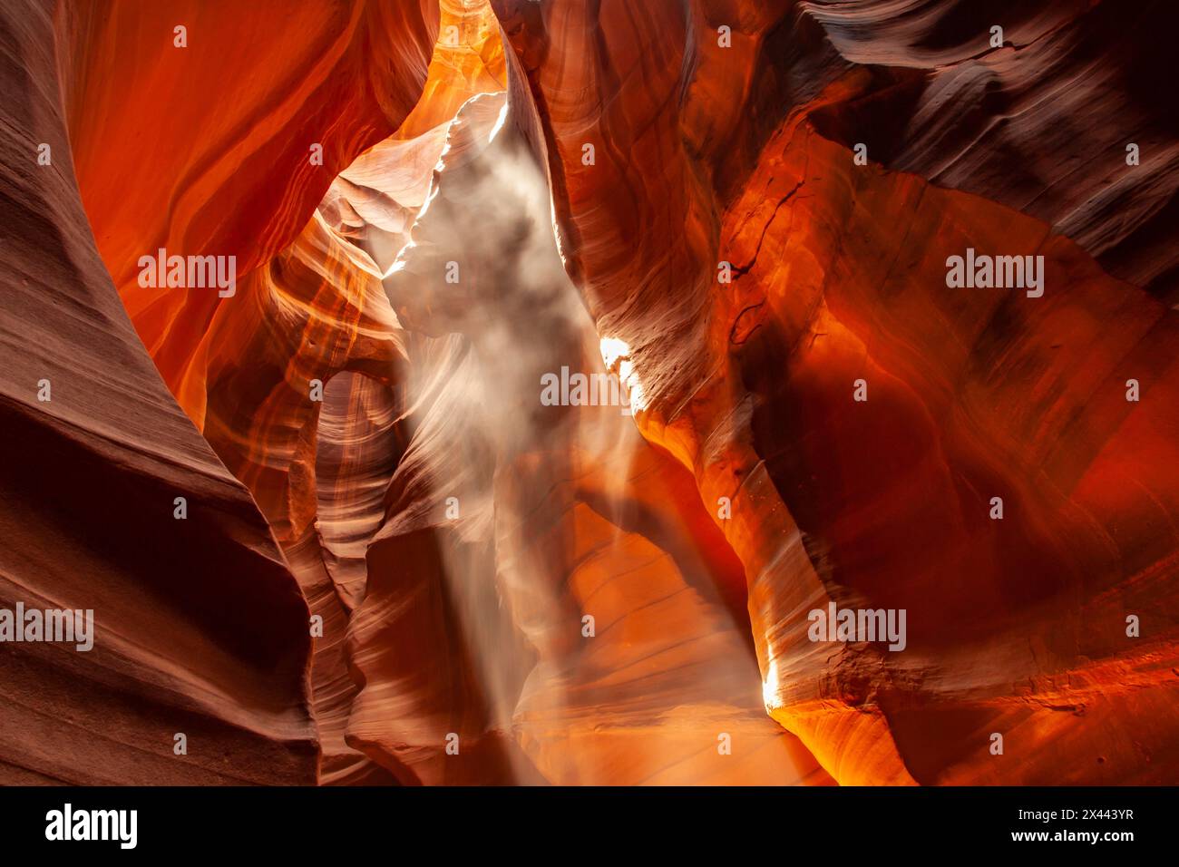 USA, Arizona, Lake Powell Navajo Tribal Park. Caduta di polvere nel Lower Antelope Canyon. Foto Stock