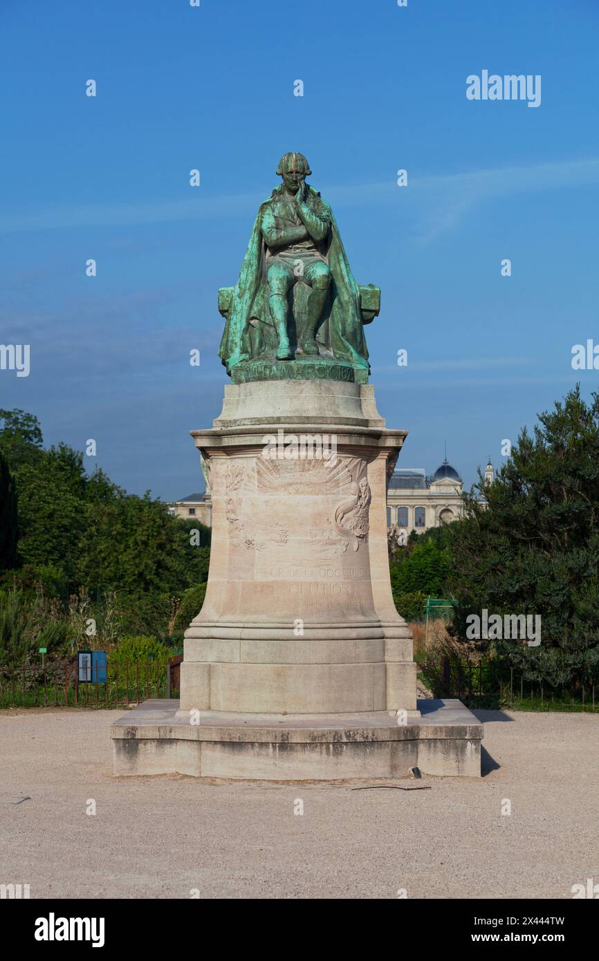 Statua in bronzo di Jean-Baptiste de Lamarck (naturalista francese) realizzata da Léon Fagel, sul monumento eretto nel 1909 per abbonamento universale al Jar Foto Stock
