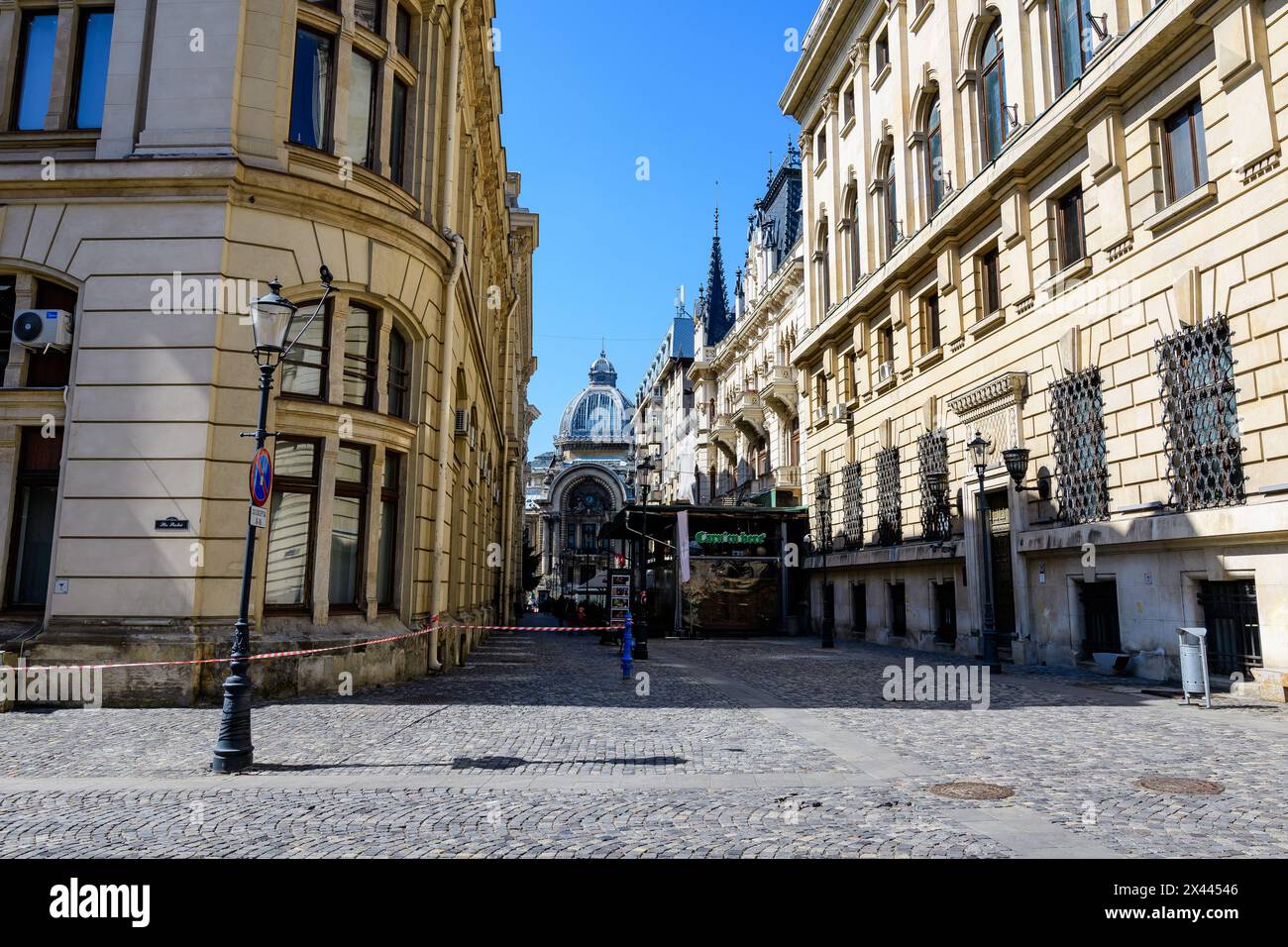 Bucarest, Romania - 5 giugno 2021: Vecchi edifici nel centro storico in una soleggiata giornata estiva Foto Stock