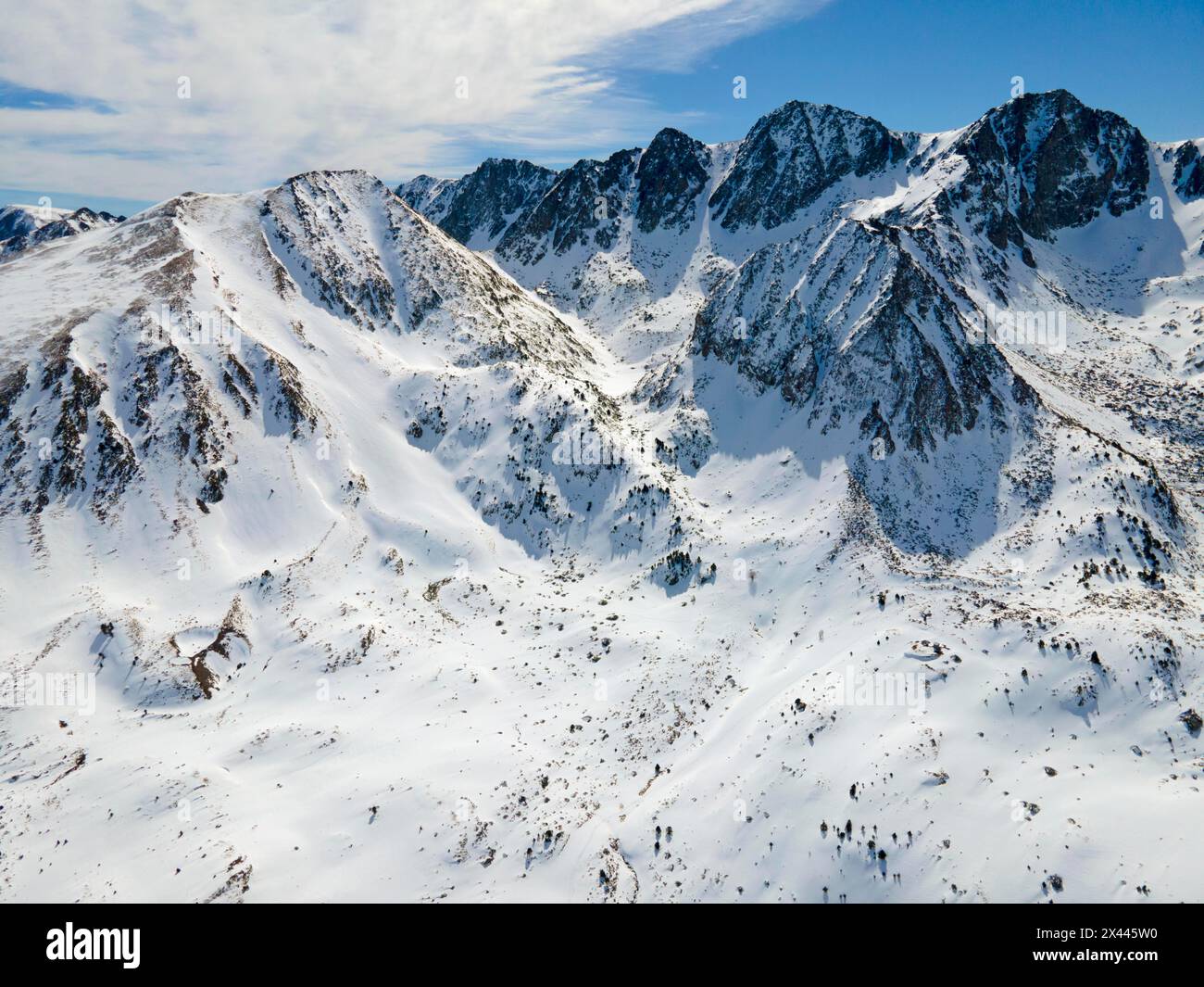 Ampio paesaggio di montagna innevato con vette impressionanti, paesaggio vicino a El Pas de la Casa, Encamp, Andorra, Pirenei Foto Stock