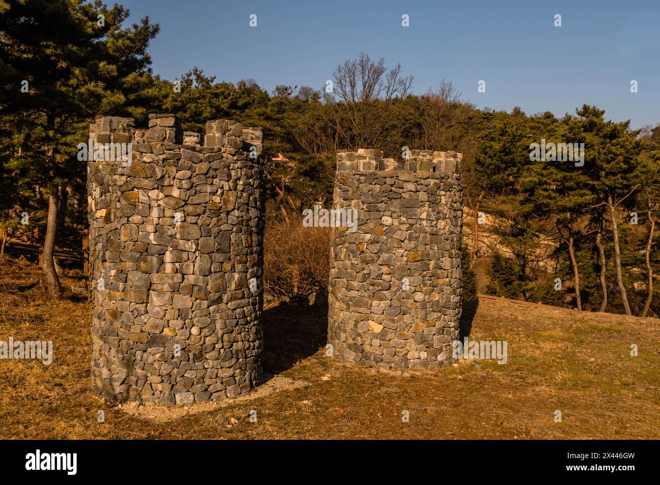 Due strutture in pietra che ricordano le torri del castello nel parco pubblico di montagna nella giornata di sole a Yesan, Corea del Sud Foto Stock