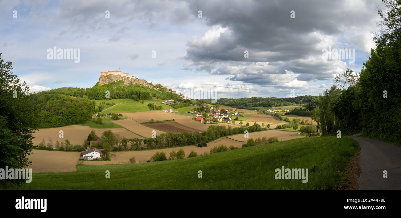 Il sentiero conduce al castello di Riegersburg alla luce della sera, campo di fronte, vista panoramica, atmosfera nuvolosa, castello di Riegersburg, vulcanico della Stiria Foto Stock