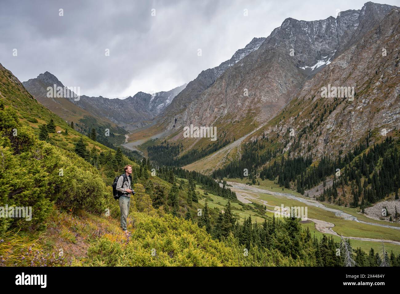 Escursionista, Valle delle Green Mountain, Valle Chong Kyzyl Suu, anche Terskey Ala, Monti Tien-Shan, Kirghizistan Foto Stock