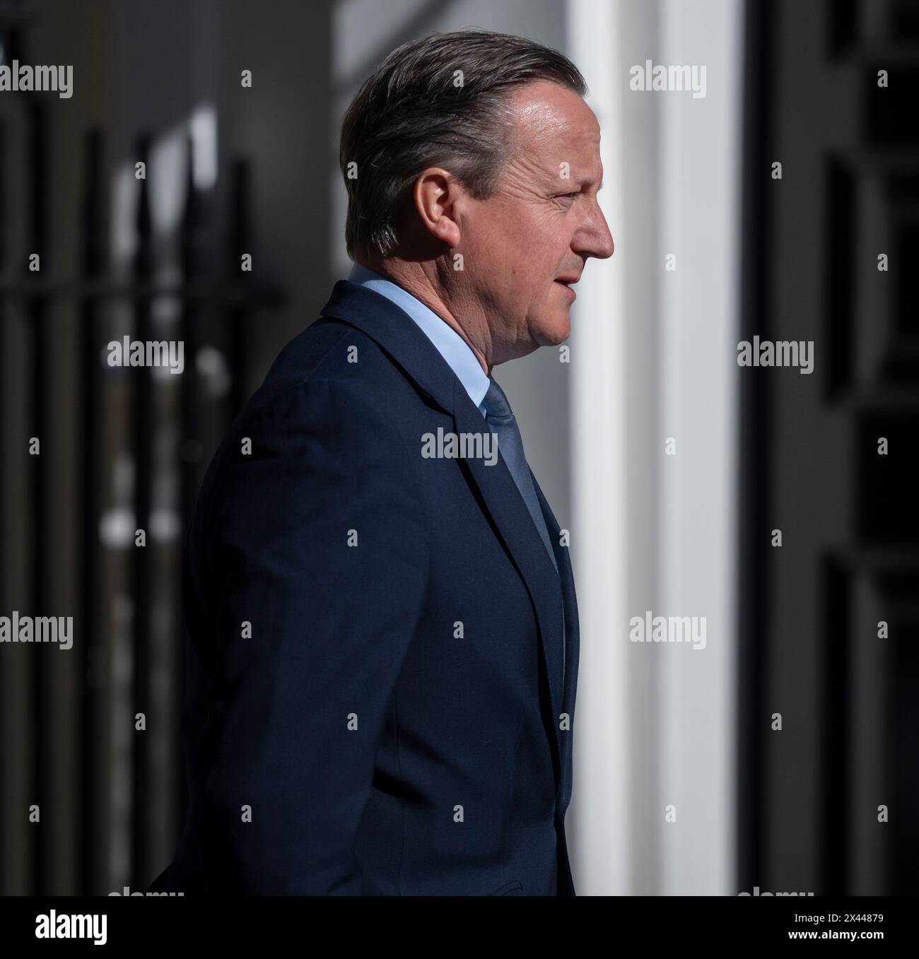 Downing Street, Londra, Regno Unito. 30 aprile 2024. Lord Cameron di Chipping Norton, David Cameron, Segretario di Stato per gli affari esteri, del Commonwealth e dello sviluppo a Downing Street per la riunione settimanale del gabinetto. Crediti: Malcolm Park/Alamy Live News Foto Stock