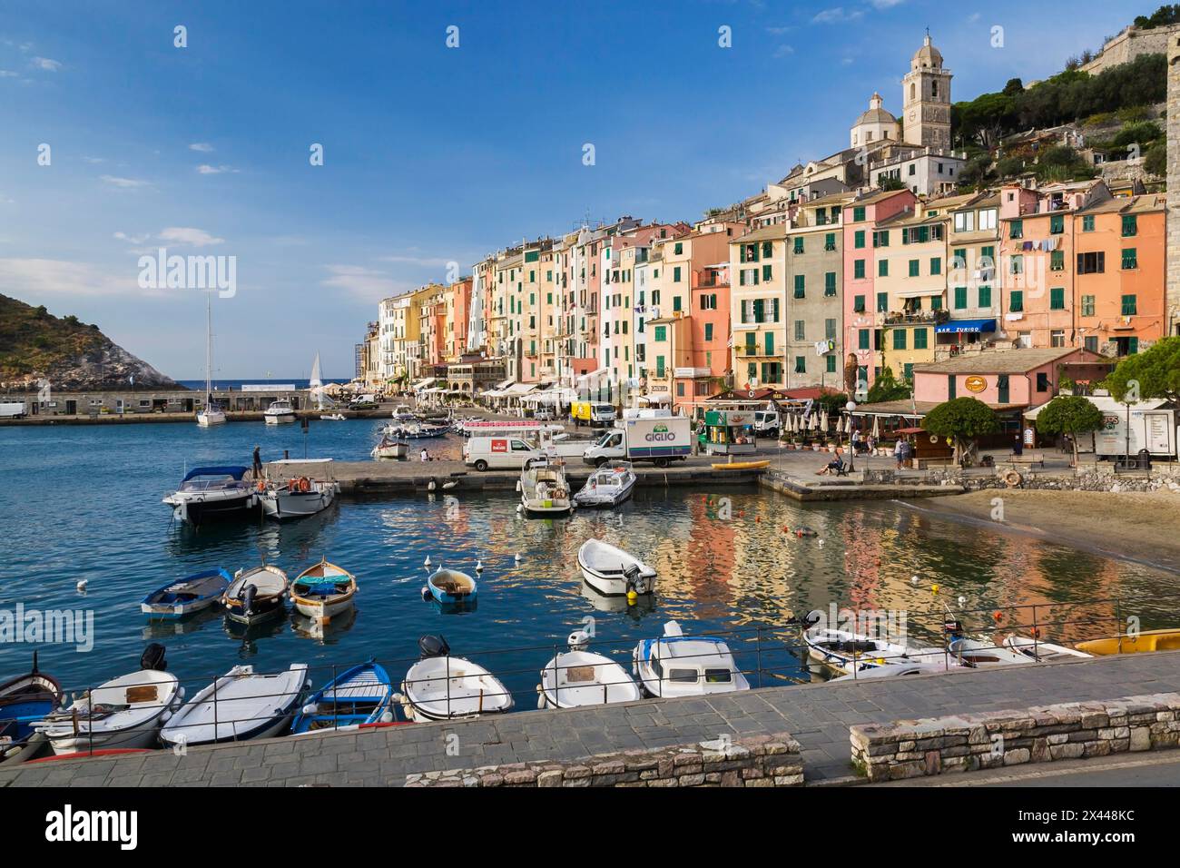 Porto e colorate facciate di appartamenti a Portovenere, provincia di la Spezia, Italia Foto Stock