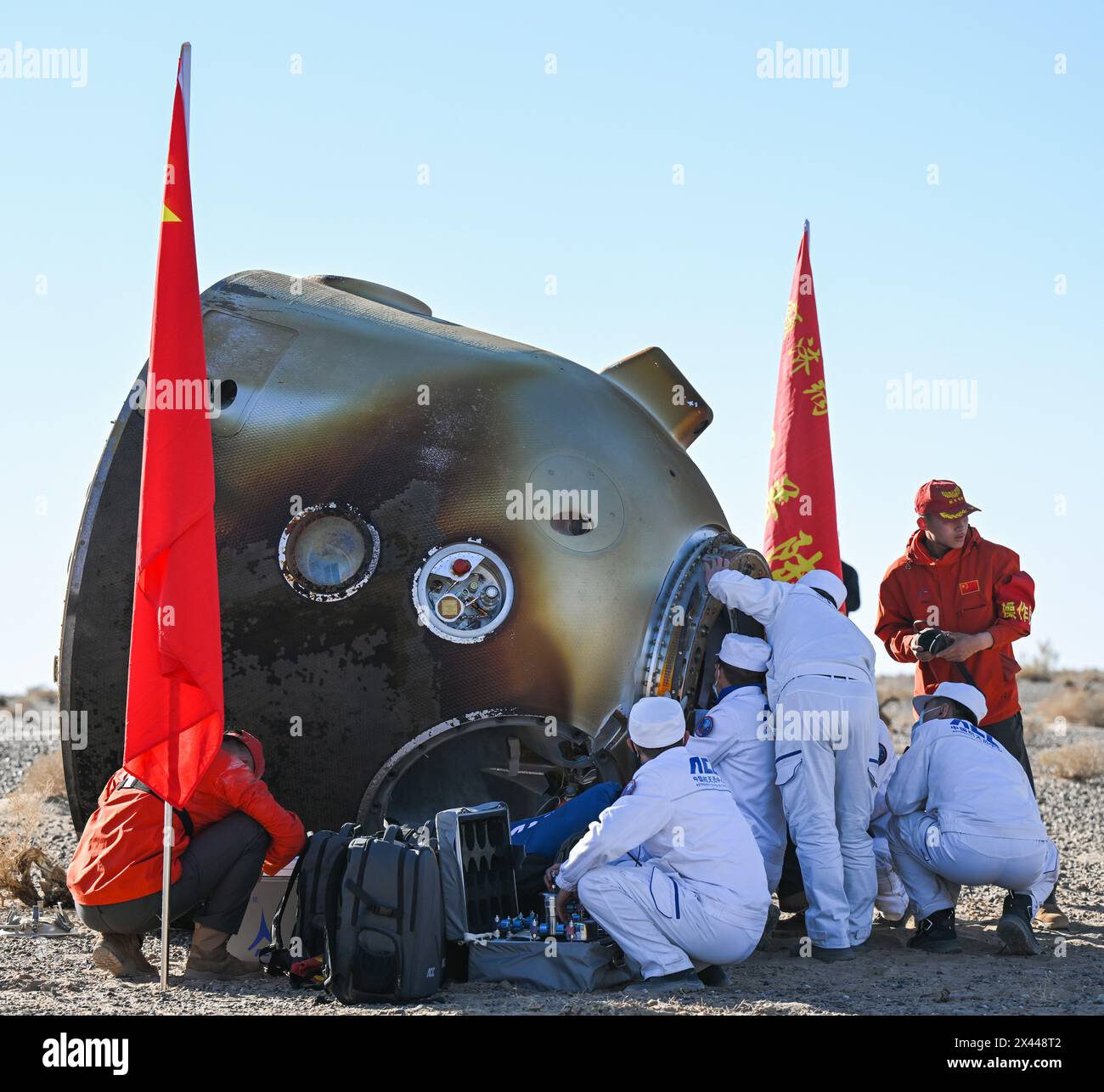 Dongfeng Landing Site, Dongfeng Landing Site nella regione autonoma della Mongolia interna della Cina settentrionale. 30 aprile 2024. La capsula di ritorno della navicella spaziale Shenzhou-17 con equipaggio, che trasportava gli astronauti Tang Hongbo, Tang Shengjie e Jiang Xinlin, tocca il sito di atterraggio di Dongfeng nella regione autonoma della Mongolia interna della Cina settentrionale, il 30 aprile 2024. I tre astronauti sono tutti in buone condizioni di salute, secondo la China Manned Space Agency. Crediti: Lian Zhen/Xinhua/Alamy Live News Foto Stock