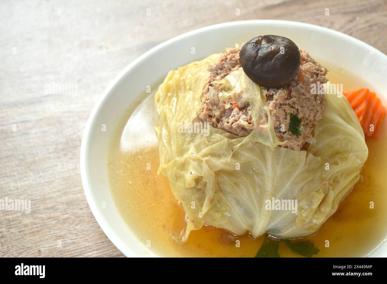 cavolo bollito purè di maiale ripieno con spaghetti di vetro e zuppa di funghi sul piatto Foto Stock