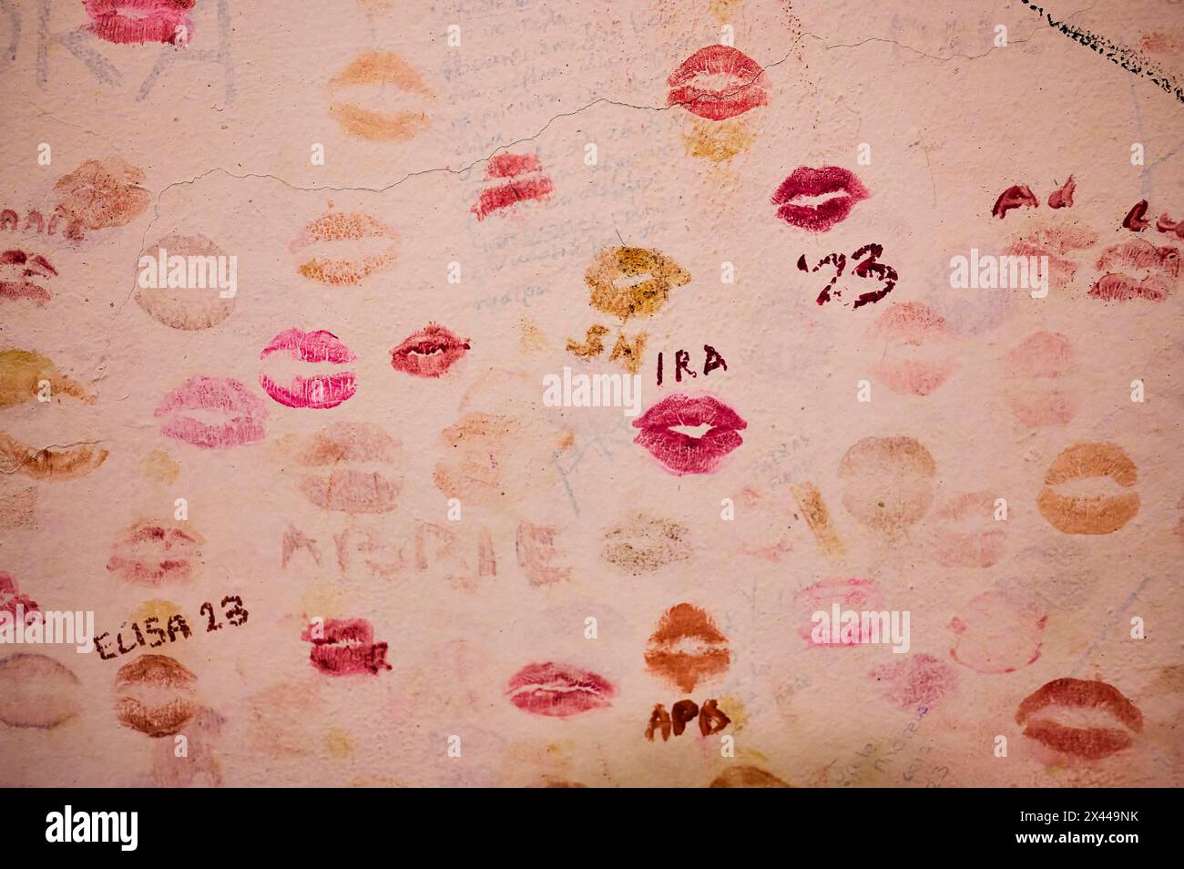 Un muro coperto da stampe colorate di baci e messaggi personali, Lindo, Rodi, Dodecaneso, isole greche, Grecia Foto Stock