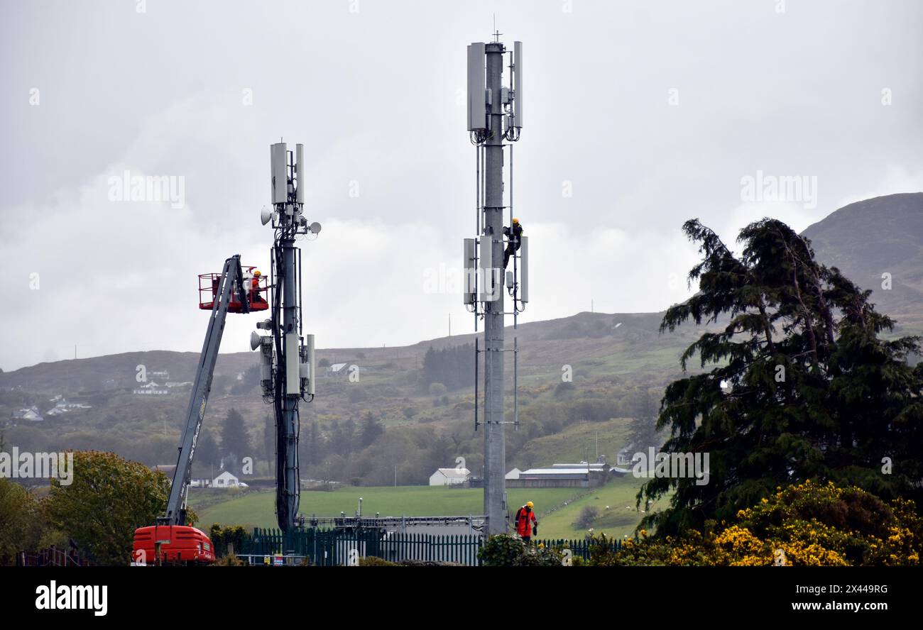 Gli ingegneri delle telecomunicazioni lavorano su un albero ad Ardara, Contea di Donegal, Irlanda. Foto Stock