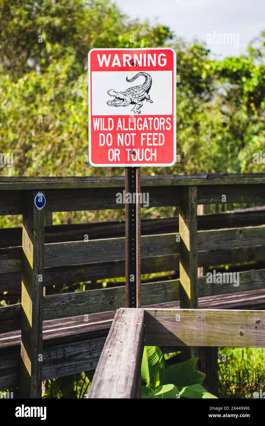 Cartello segnaletico alligatore, Miccosukee Tribe Island, US Highway 41, Miami, Everglades, Florida, Stati Uniti Foto Stock