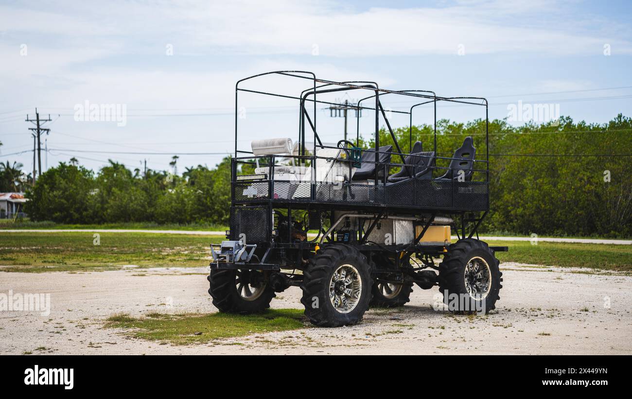Swamp Buggy, Island Cafe, Collier Avenue, Everglades City, Florida, STATI UNITI Foto Stock