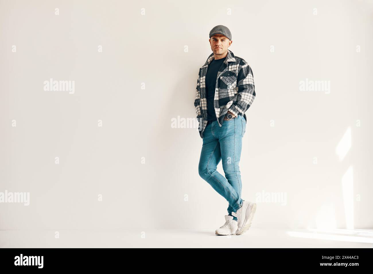 Ritratto a figura intera di un uomo elegante su un morbido sfondo bianco con spazio di copia. Ispirazione in stile Peaky Blinders Foto Stock