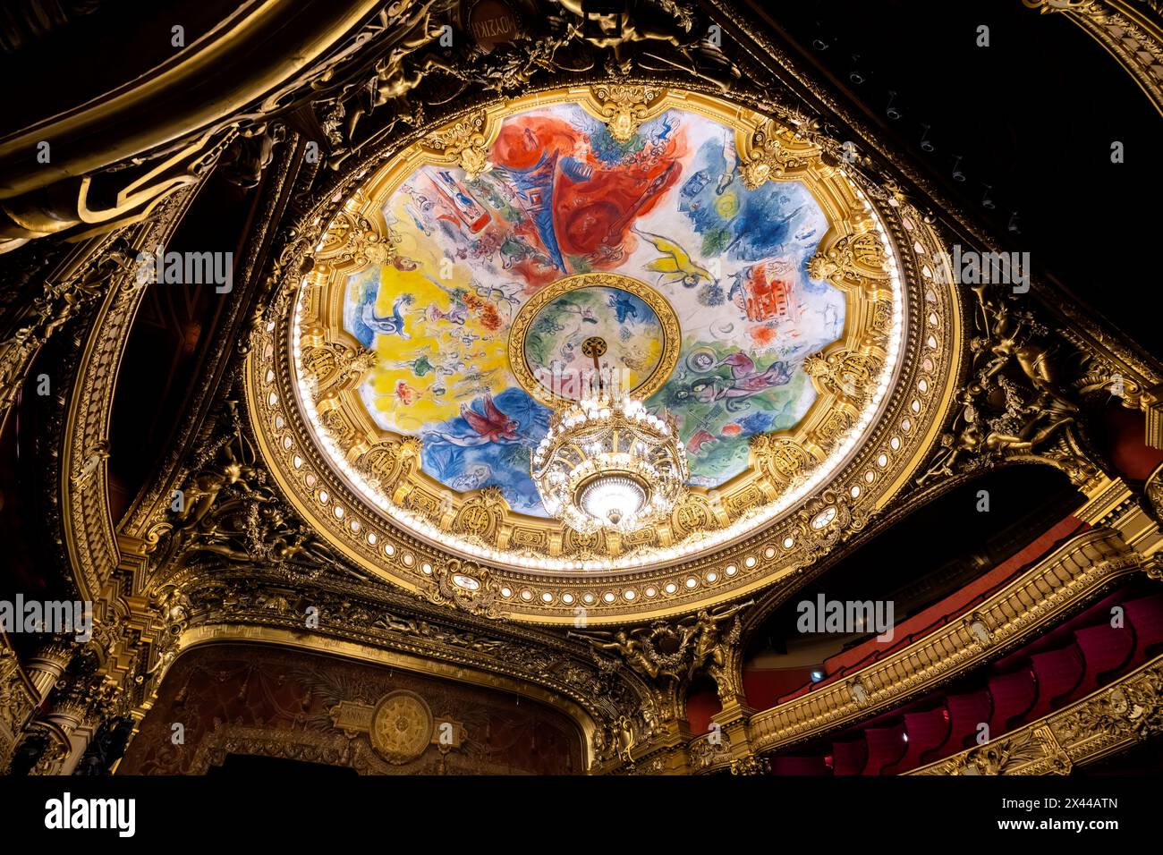 Bellissimo dipinto a soffitto di Marc Chagal della cupola nell'auditorium dell'Opéra Garnier. L'edificio dell'Opera di Parigi è stato progettato dall'architetto Charles Garnier, Parigi Foto Stock