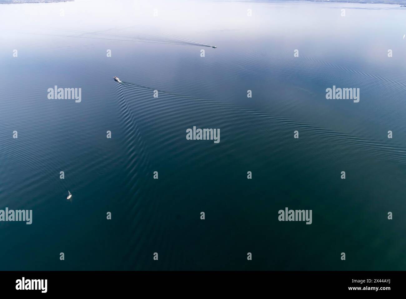 Navi sul lago di Costanza, struttura a onde, vista aerea, Friedrichshafen, Baden-Wuerttemberg, Germania Foto Stock