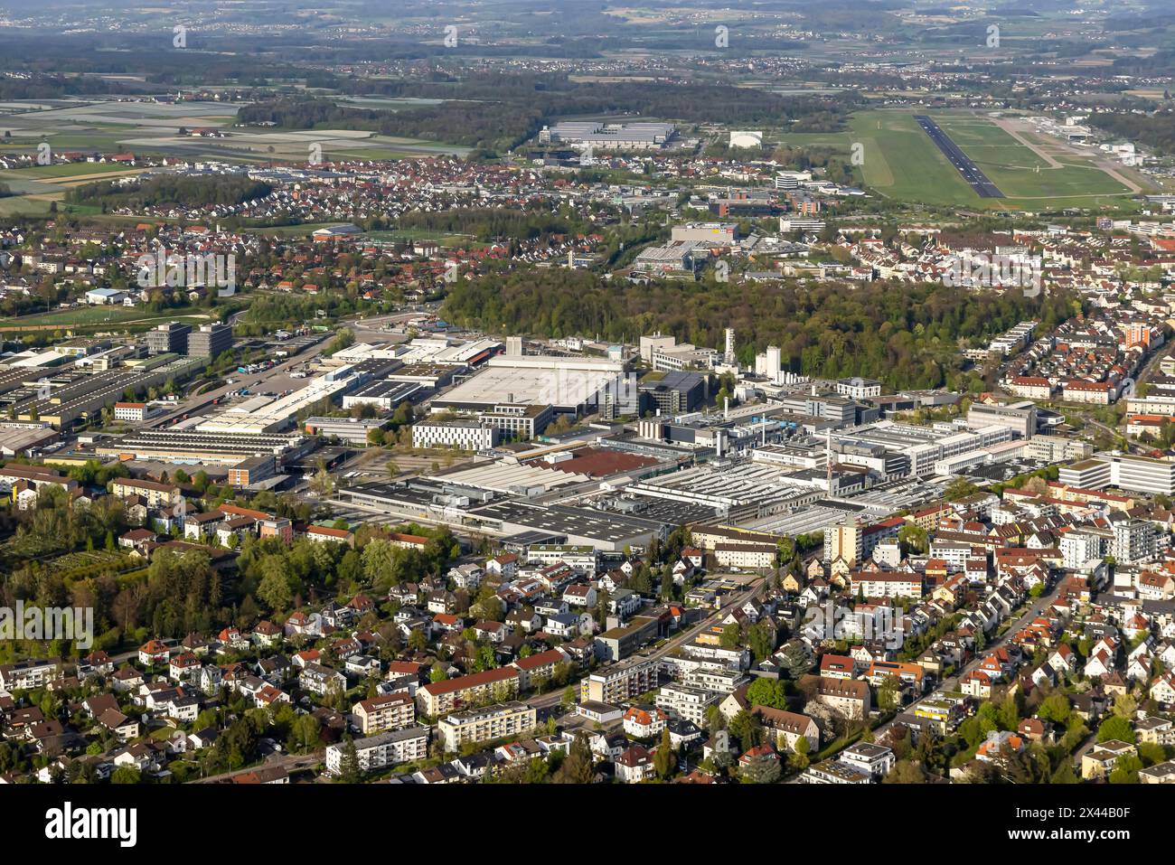 Area industriale con le aziende ZF Friedrichshafen, Zeppelin Systems, MTU, Rolls-Royce Solutions, aeroporto e centro fieristico, vista aerea, città Foto Stock