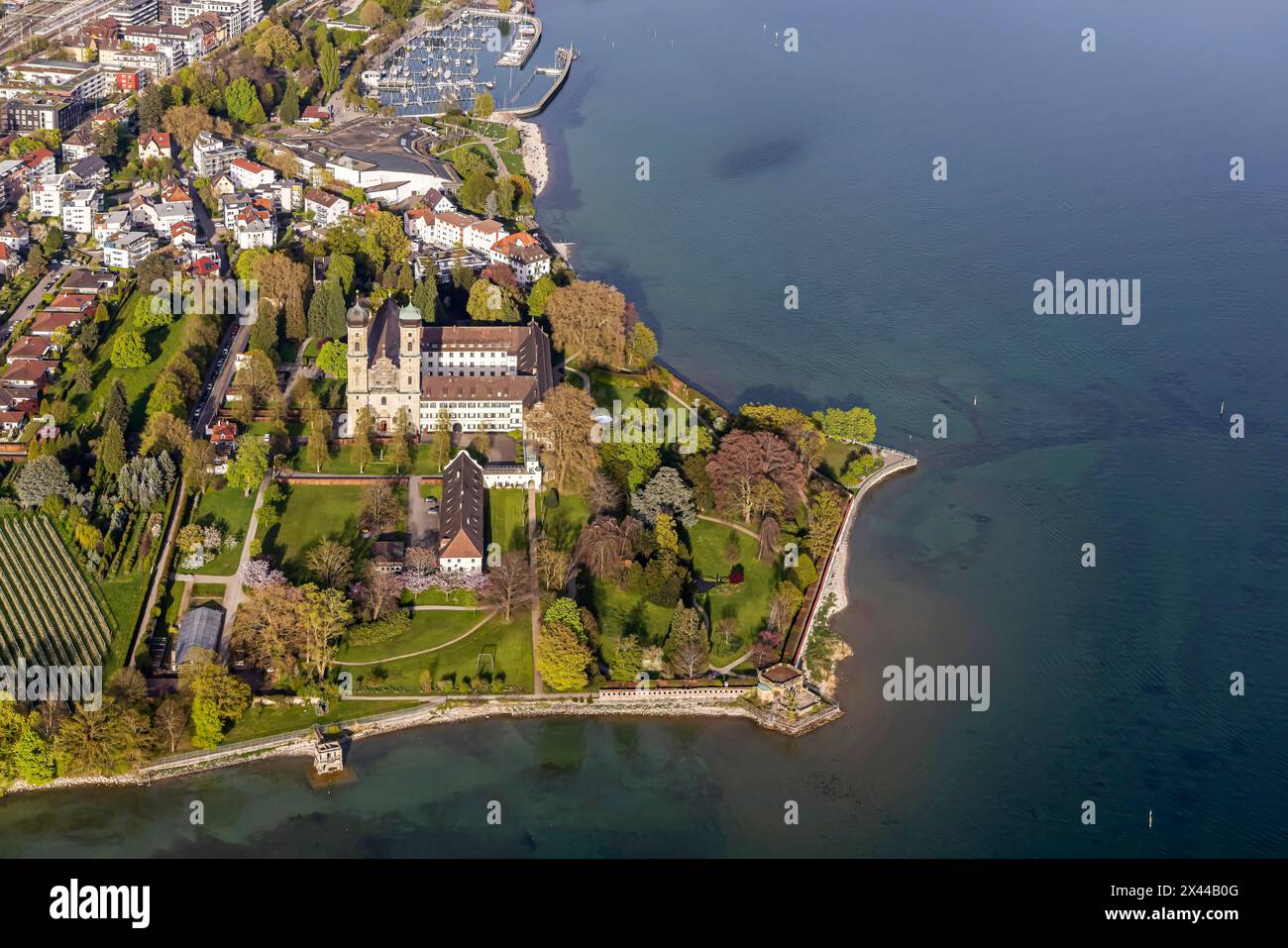 Schlosshorn con castello e chiesa del castello, turismo sul lago di Costanza, vista aerea, vista della città di Friedrichshafen, Baden-Wuerttemberg, Germania Foto Stock