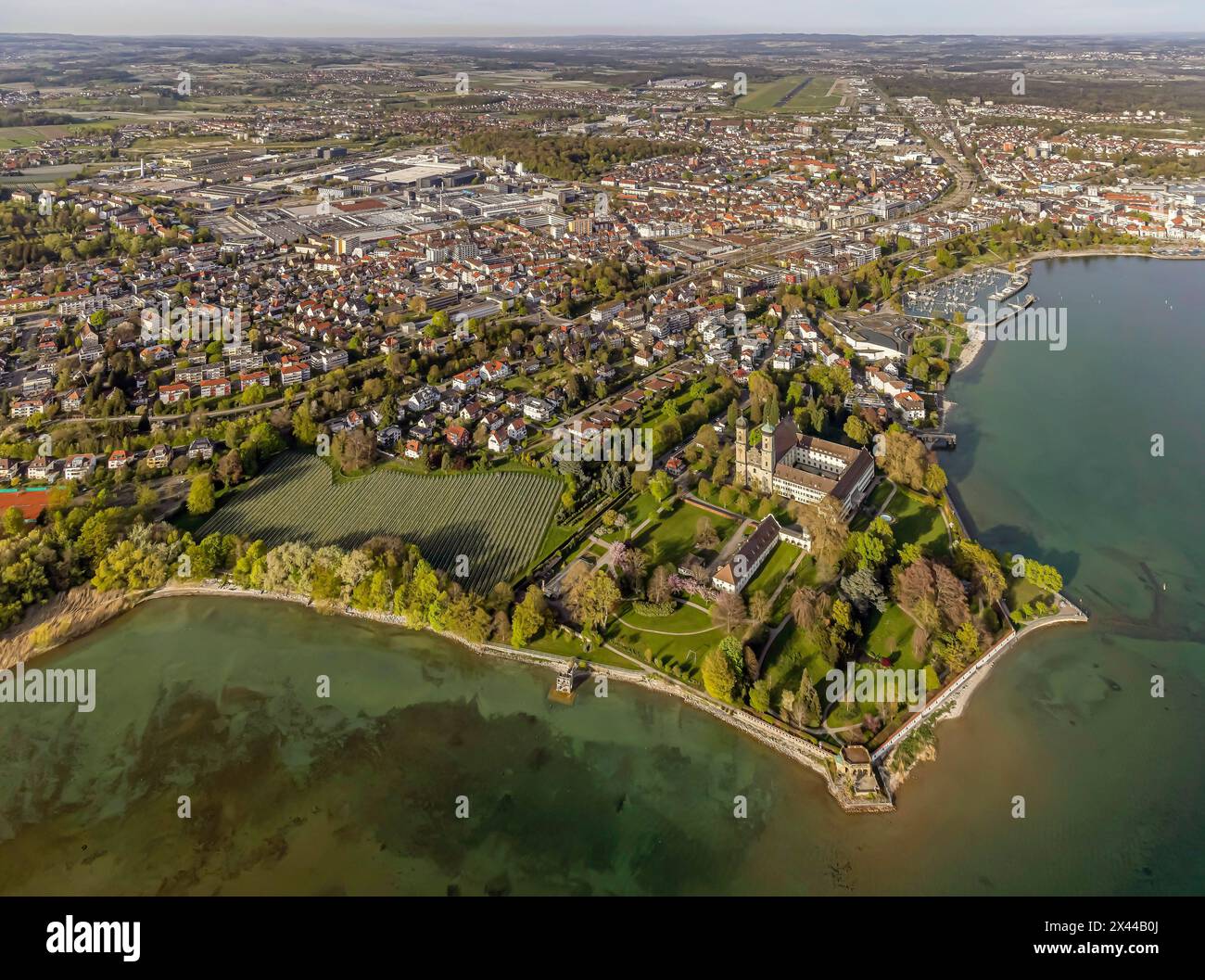 Schlosshorn con castello e chiesa del castello, turismo sul lago di Costanza, vista aerea, vista della città di Friedrichshafen, Baden-Wuerttemberg, Germania Foto Stock