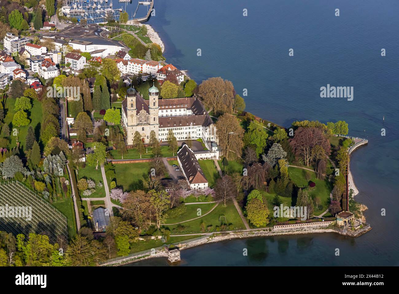 Schlosshorn con castello e chiesa del castello, turismo sul lago di Costanza, vista aerea, Friedrichshafen, Baden-Wuerttemberg, Germania Foto Stock