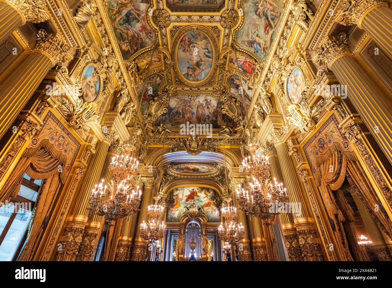 Vista del Grand Foyer dell'edificio dell'Opera di Parigi progettato dall'architetto Charles Garnier. Parigi, Francia. Il teatro è stato un monumento storico Foto Stock