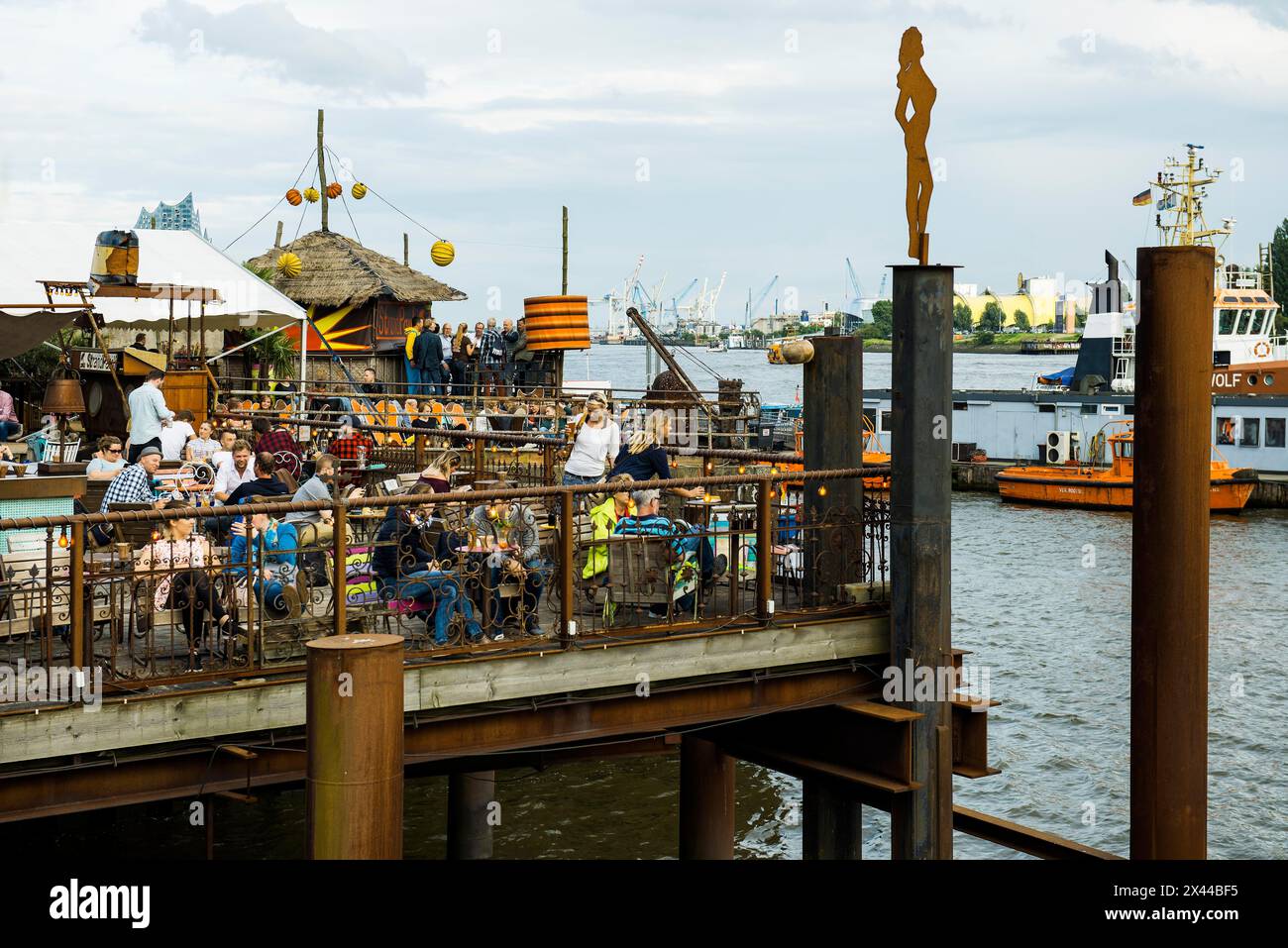 Beach Club Strand Pauli, presso gli jetties del porto OAT di Amburgo, Germania Foto Stock