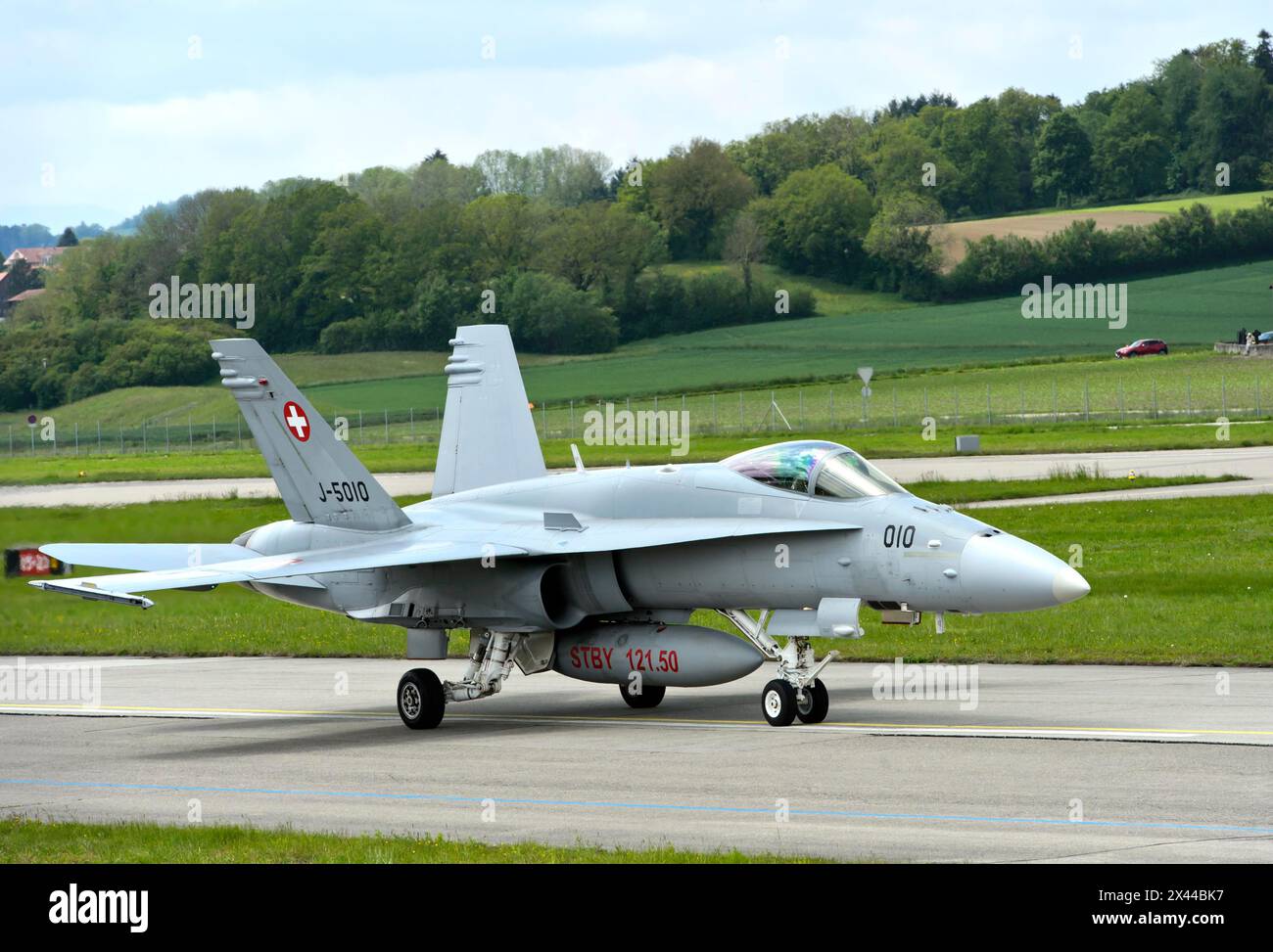 McDonnell Douglas fa 18C Hornet, velivolo da caccia della Swiss Air Force, rullò nell'aeroporto militare di Payerne, Payerne, Vaud, Svizzera Foto Stock