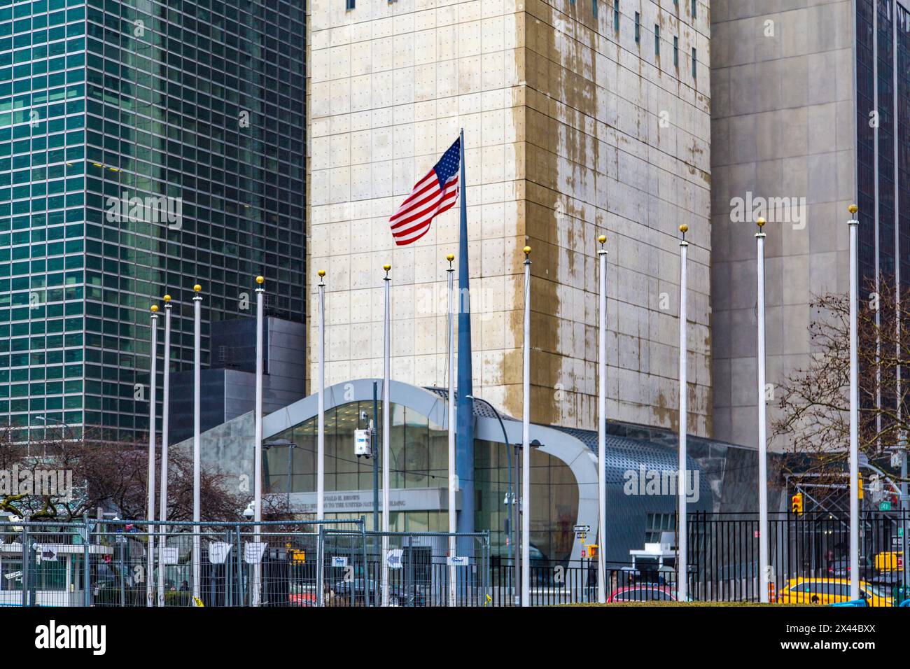 Missione DEGLI STATI UNITI alle Nazioni Unite di fronte al quartier generale delle Nazioni Unite a New York Foto Stock