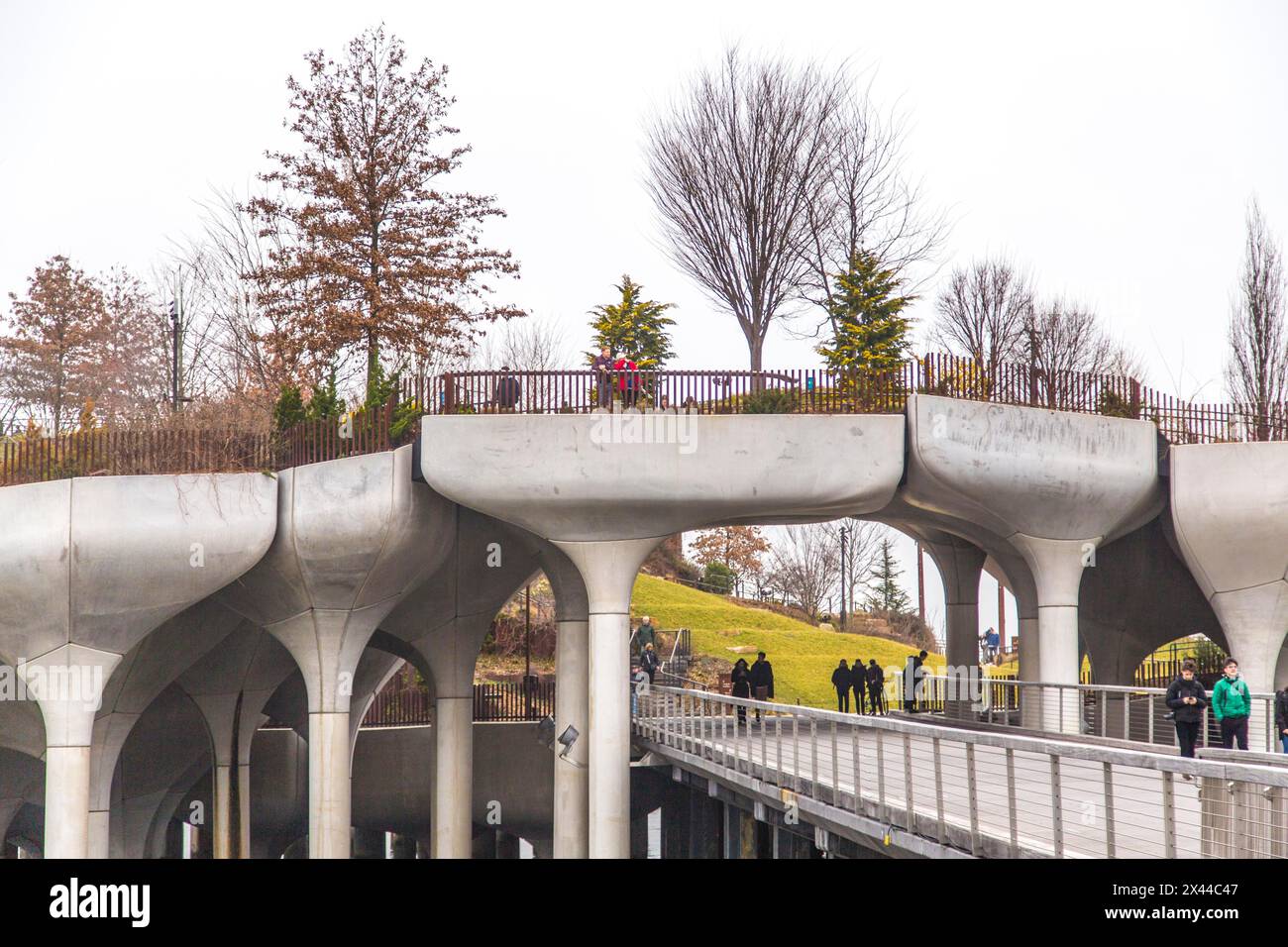 Little Island al Molo 55, un parco artificiale dell'isola nel fiume Hudson, Manhattan, New York Foto Stock