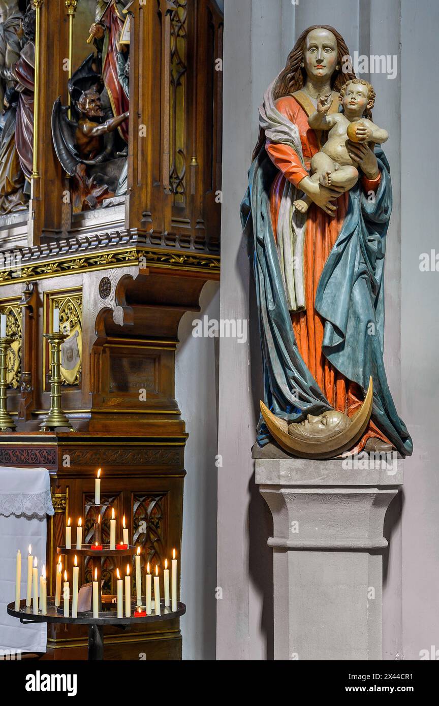 Altare laterale e statua della Vergine Maria con Gesù bambino e candele sacrificali, Chiesa di San Martino, Kaufbeuern, Allgaeu, Svevia, Baviera, Germania Foto Stock