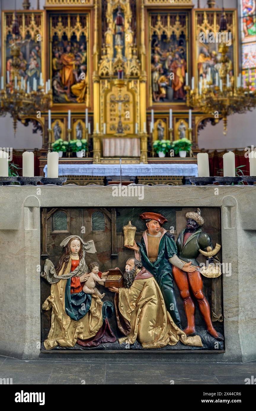 Altare maggiore con mezzo rilievo di Maria, Gesù bambino, Re tre, Chiesa di San Martino, Kaufbeuern, Allgaeu, Svevia, Baviera, Germania Foto Stock