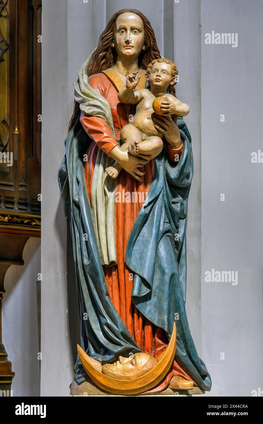 Figura della Vergine Maria con Gesù bambino, Chiesa di San Martino, Kaufbeuern, Allgaeu, Svevia, Baviera, Germania Foto Stock