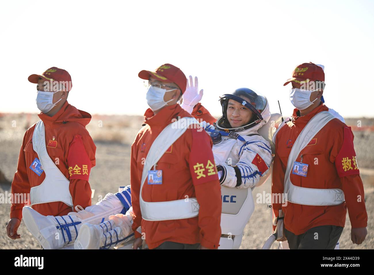 Sito di atterraggio di Dongfeng. 30 aprile 2024. L'astronauta Jiang Xinlin è fuori dalla capsula di ritorno della navicella spaziale con equipaggio Shenzhou-17 presso il sito di atterraggio di Dongfeng nella regione autonoma della Mongolia interna della Cina settentrionale, il 30 aprile 2024. La capsula di ritorno della navicella spaziale Shenzhou-17 con equipaggio, che trasporta gli astronauti Tang Hongbo, Tang Shengjie e Jiang Xinlin, è atterrata martedì presso il sito di atterraggio di Dongfeng nella regione autonoma della Mongolia interna della Cina settentrionale. I tre astronauti sono tutti in buone condizioni di salute, secondo la China Manned Space Agency. Crediti: Lian Zhen/Xinhua/Alamy Live News Foto Stock