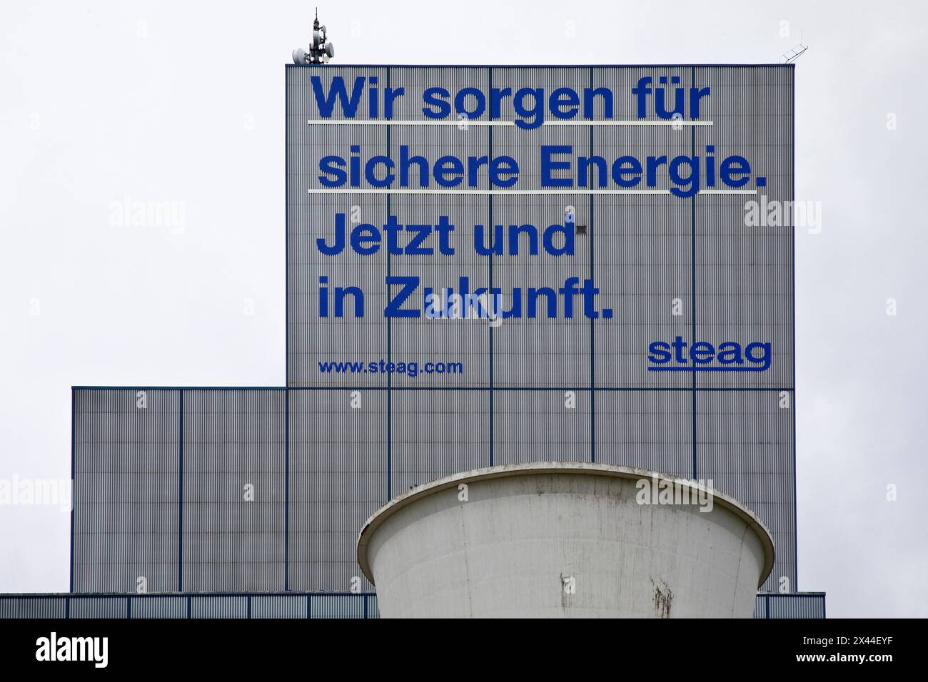 Centrale elettrica di Herne con la dichiarazione che forniamo energia sicura. Ora e in futuro, Herne, regione della Ruhr, Renania settentrionale-Vestfalia, Germania Foto Stock