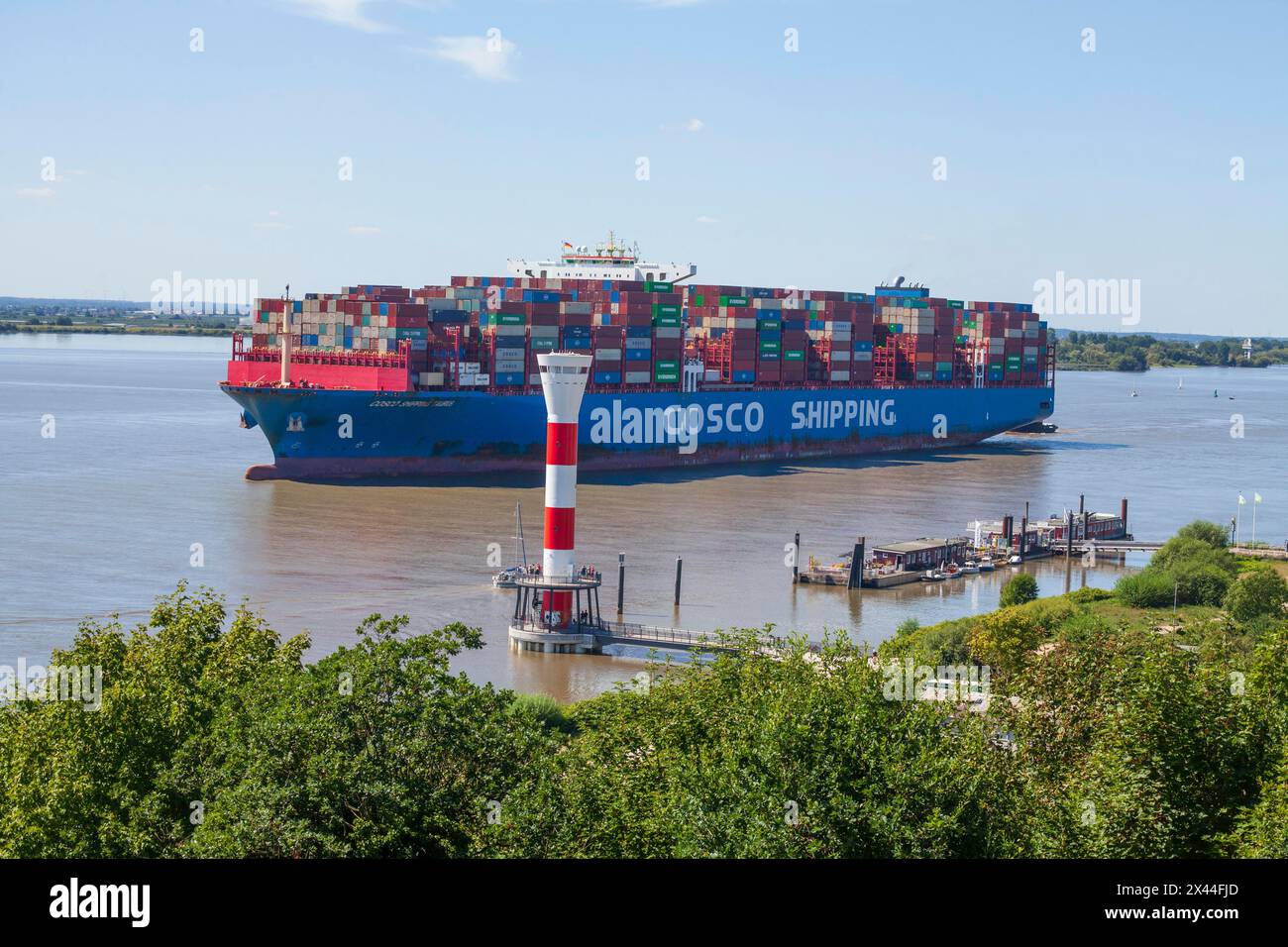 Nave container Cosco e faro sull'Elba, distretto Blankenese, Amburgo, Germania Foto Stock