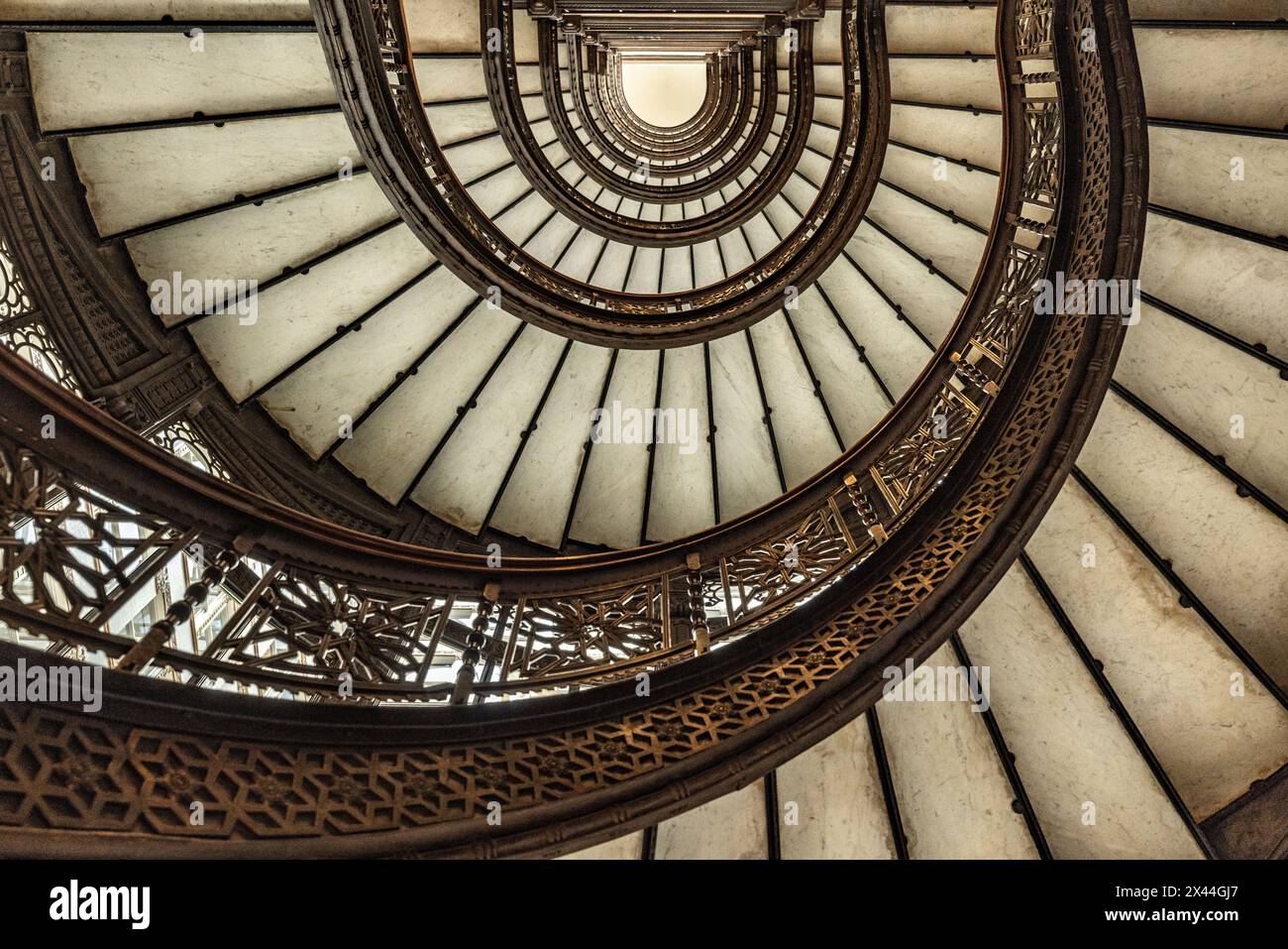 USA, Illinois, Chicago. Scala a chiocciola nell'edificio Rookery progettato da Frank Lloyd Wright. (Solo per uso editoriale) Foto Stock