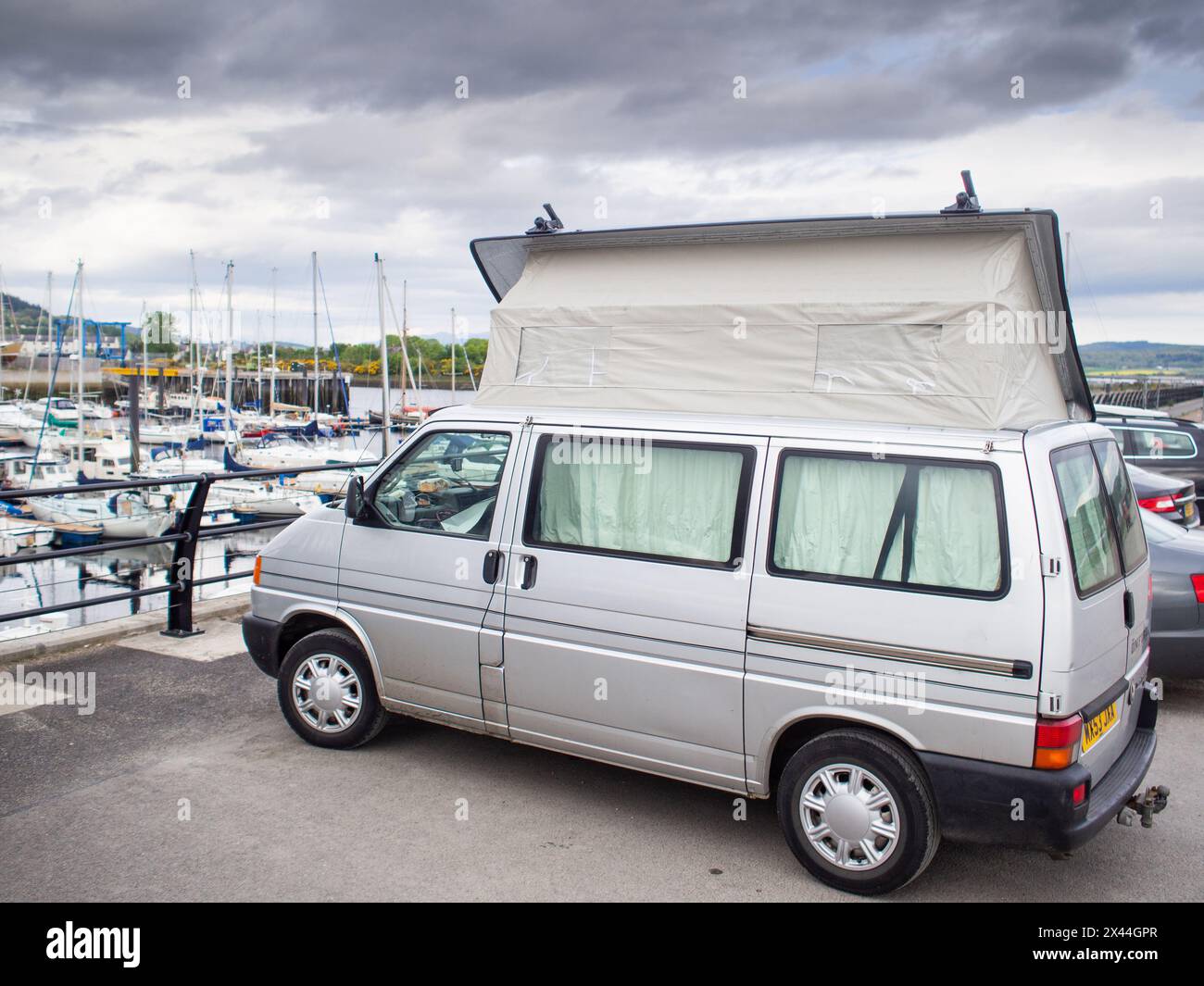 Un camper VW T4 2003 a Inverness Marina, Scozia, Regno Unito. Foto Stock