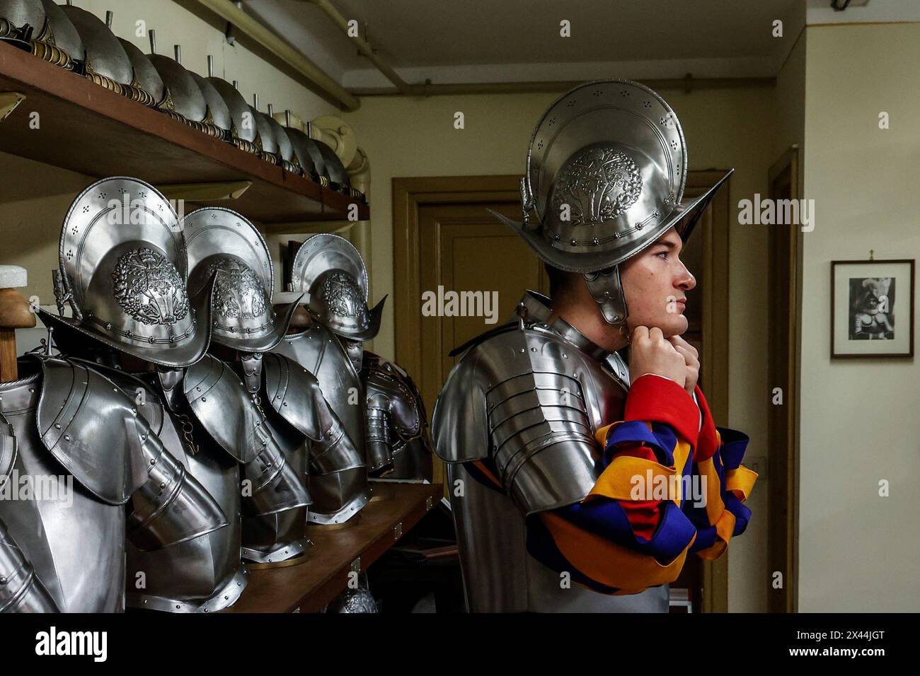 Vaticano, città del Vaticano. 30 aprile 2024. Vaticano, città del Vaticano, 30 aprile 2024. Una recluta della Guardia Svizzera Vaticana indossa il suo casco prima di partecipare alle prove dell'imminente cerimonia di giuramento. 34 nuove guardie Svizzere giureranno nel cortile di San Damaso il 6 maggio. Crediti: Riccardo De Luca - aggiornamento immagini/Alamy Live News Foto Stock