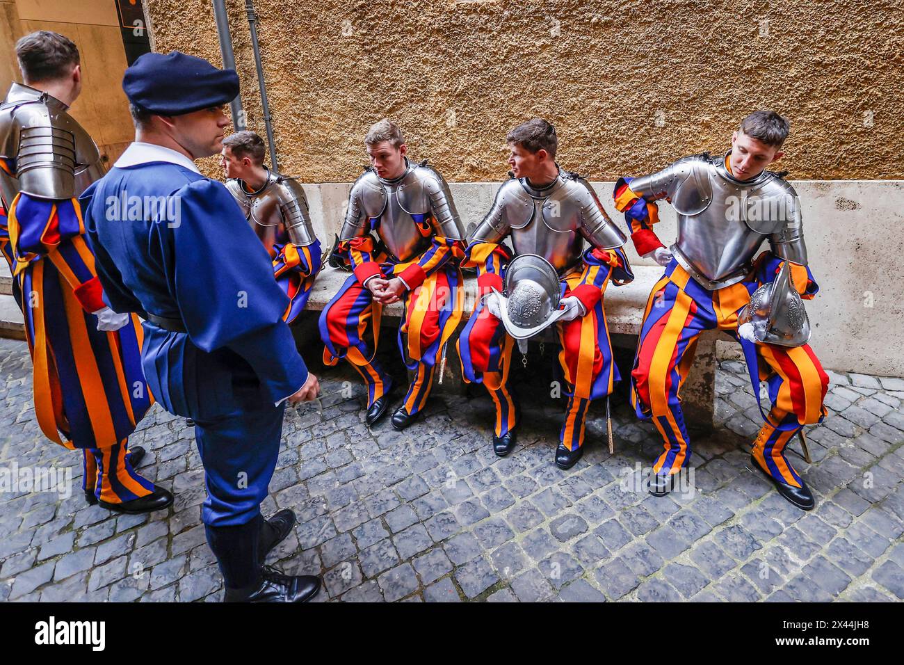 Vaticano, città del Vaticano. 30 aprile 2024. Vaticano, città del Vaticano, 30 aprile 2024. La Guardia Svizzera Vaticana recluta una pausa durante le prove della loro imminente cerimonia di giuramento. 34 nuove guardie Svizzere giureranno nel cortile di San Damaso il 6 maggio. Crediti: Riccardo De Luca - aggiornamento immagini/Alamy Live News Foto Stock